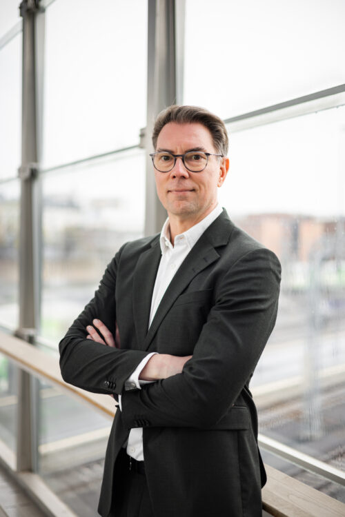 Kari-Pekka Hakala seisoo ryhdikkäänä ikkunan edessä